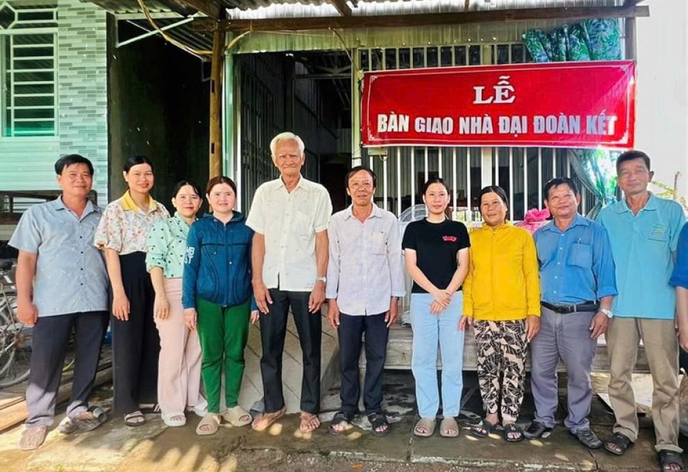 An Thạnh Trung trao nhà cho hộ khó khăn