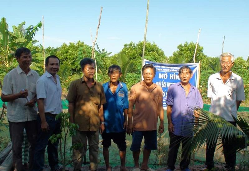 MÔ HÌNH NUÔI ẾCH TRONG VÈO KẾT HỢP VỚI NUÔI CÁ SẶC RẰN TRONG AO ĐẤT